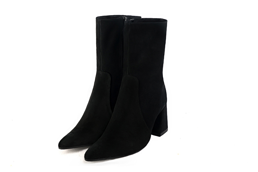 Bottines élégantes et raffinées avec une fermeture éclair à l'intérieur, coloris noir mat. Bout effilé. Mi-haut à haut. Talon évasé. Personnalisation : Choix des cuirs, des couleurs et des talons. Cou-de-pied sur mesure. - Florence KOOIJMAN